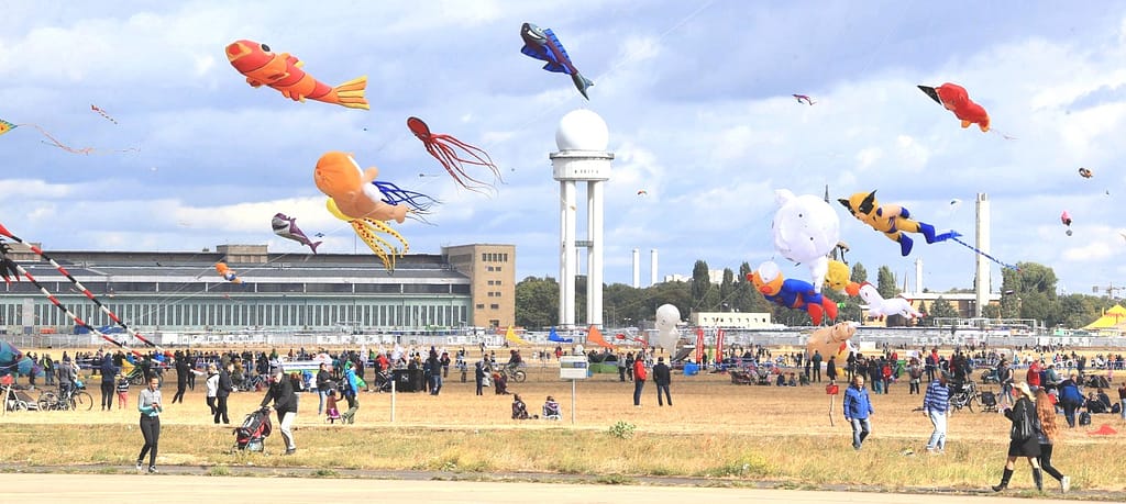 Ehemaliger Flughafen Tempelhof am sonnigen Tag